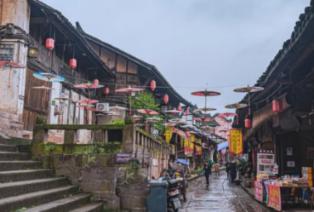 酒店前员工偶然拍到后厨厨师用烤箱烤鞋子,酒店回应:会去核实后厨有监控